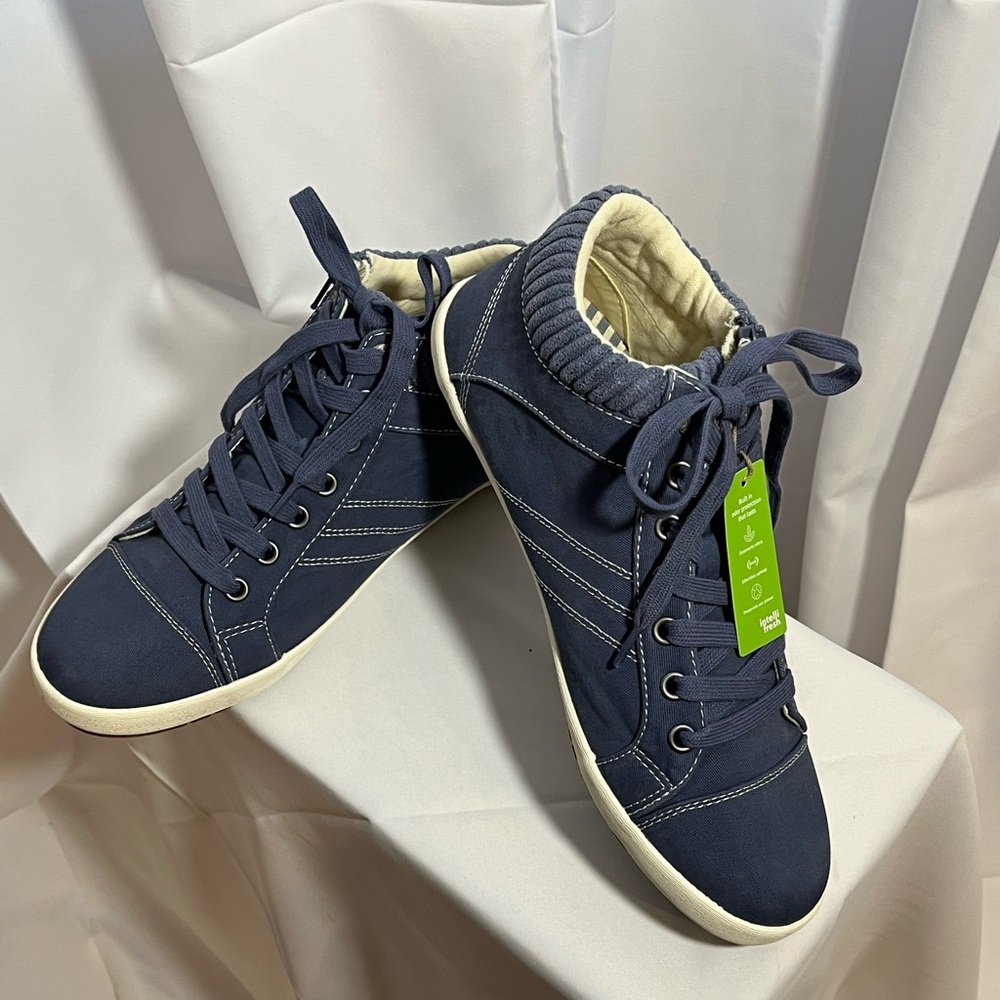 NWT Women’s TAOS Startup Indigo Sneaker Sz 8